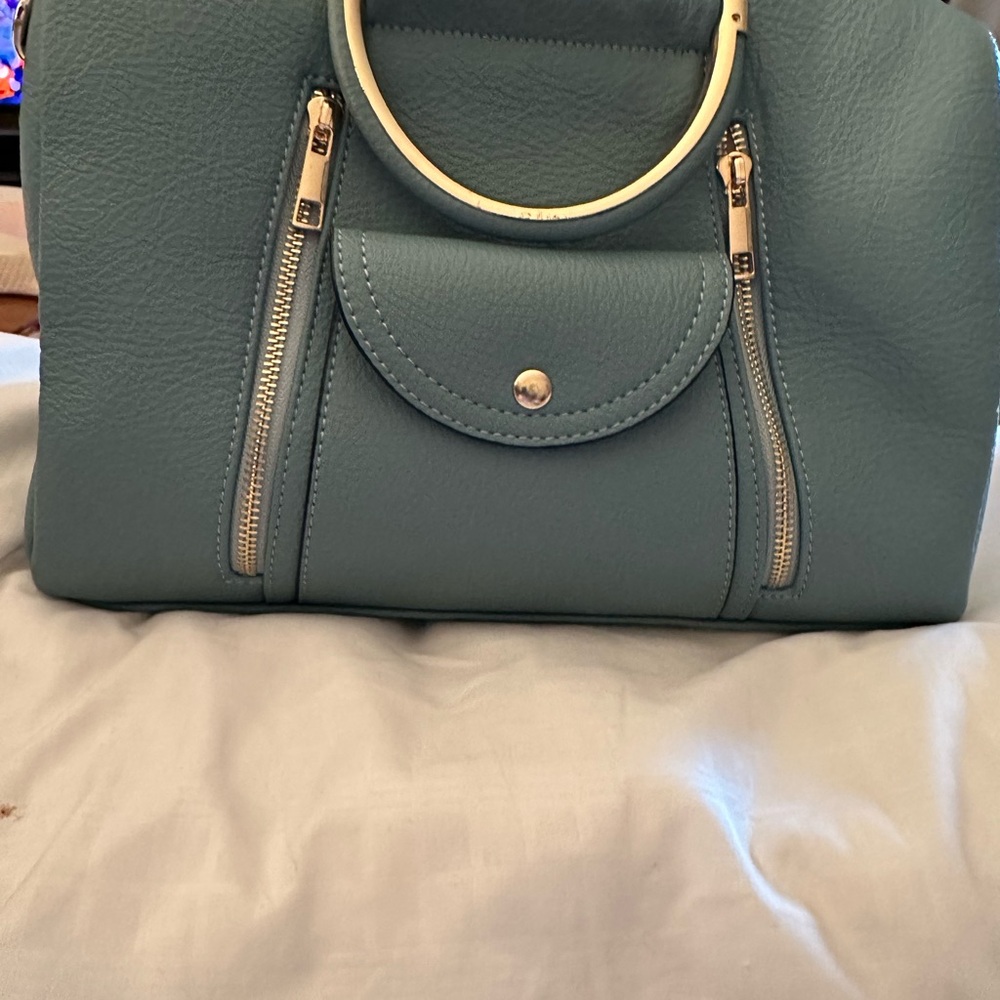 Mew-teal pursr